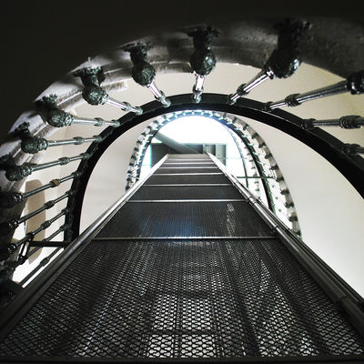 Escaliers et cage ascenseur du projet Condé. Moulures sur la rampe d'escalier.