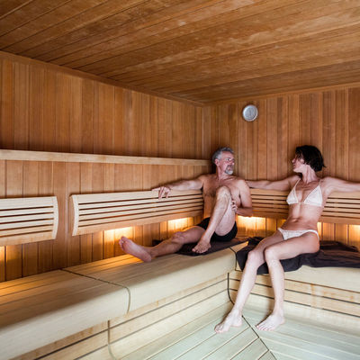 Sauna intérieur en bois. Deux personnes.