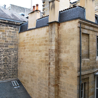 Extérieur du bâtiment en pierres typiquement bordelaises.