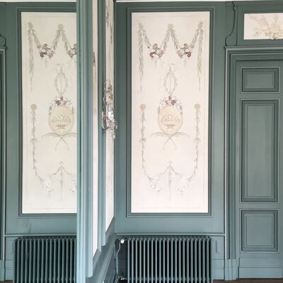 Ornements sur les murs Esprit des Lois. Moulures au plafond.