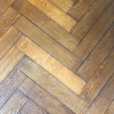 Parquet ancien en bois, intérieur du bâtiment.