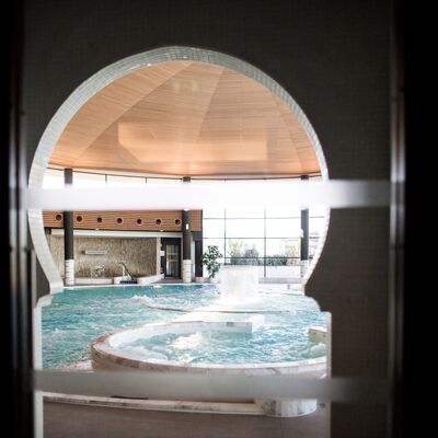 Vue sur le bassin intérieur depuis le hammam.