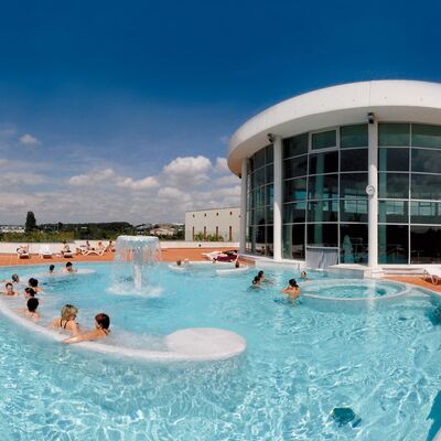 Bains extérieurs avec espace détente et chaises longues.