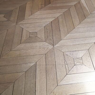 Parquet ancien. Bois clair. Losange.