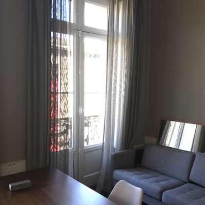 Intérieur du bâtiment rénové. Réhabilitation de bureaux en logements.