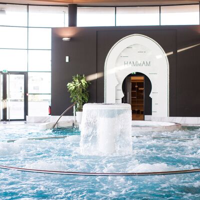 Bassin intérieur avec bain à remous. Vue sur l'entrée du Hammam.