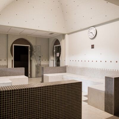 Intérieur du Hammam. Bancs en pierres.