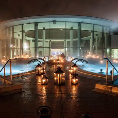 Calicéo de Pau la nuit. Eclairage lanterne. Bains extérieurs.
