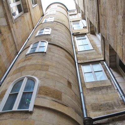 Colonne extérieure du bâtiment avec fenêtre en arrondi.