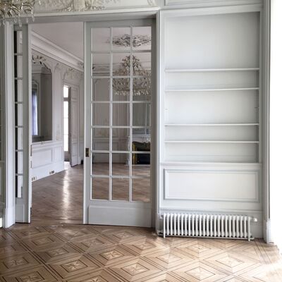 Verrière grise avec moulures au dessus. Création de logements.