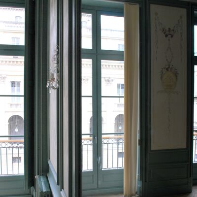 Grande fenêtre. Miroir sur le mur.