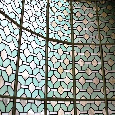 Vitraux avec formes losange blanc et bleu / vert.