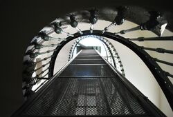 Escaliers et cage ascenseur du projet Condé. Moulures sur la rampe d'escalier.