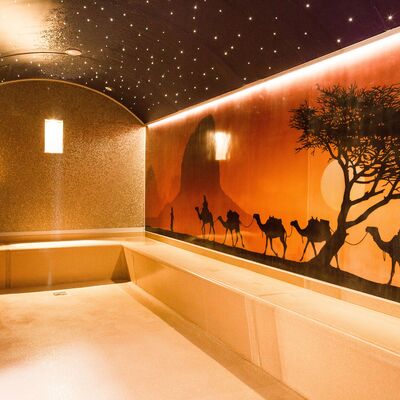 Espace détente avec poster mural ambiance Afrique. Couleurs jaune et orange.