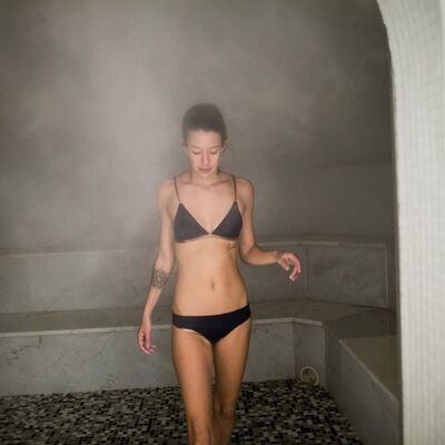 Intérieur du Hammam. Bancs en pierre.