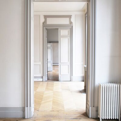 Création de logement. Pièce à vivre lumineuse. Parquet ancien. Grande superficie.