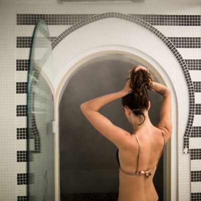 Entrée du hammam. Mosaïque blanche et noir autour de la porte.