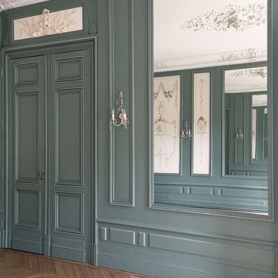 Murs vert d'eau sombre. Moulures au plafond.