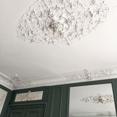 Moulures au plafond.