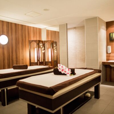 Tables de soins et massages.