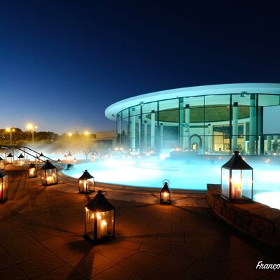 Calicéo Lyon bassin extérieur. Lumière tamisée avec lanternes.